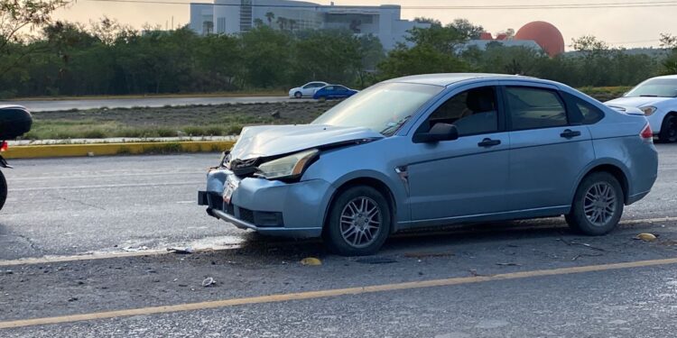 Conductor de camioneta causa accidente