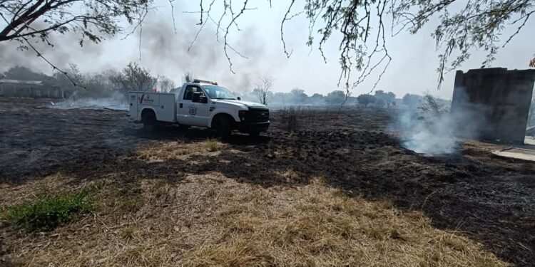 Se incendia pastizal a un costado de la carretera “Rumbo Nuevo”