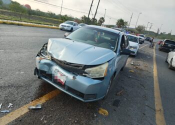 Conductor de camioneta causa accidente