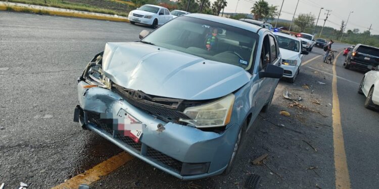 Conductor de camioneta causa accidente