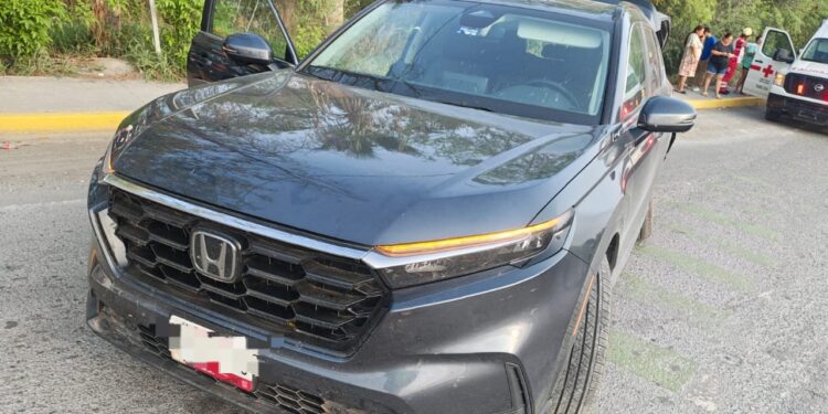 Conductor de camioneta causa accidente