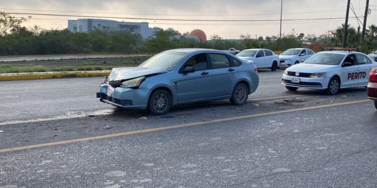 Conductor de camioneta causa accidente