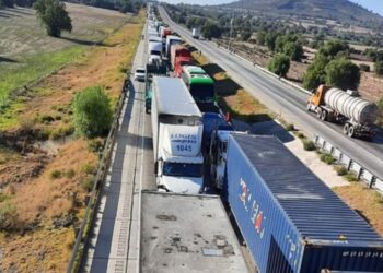 Trailero frustra asalto y sobrevive a balazos en Arco Norte