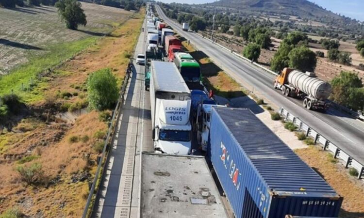 Trailero frustra asalto y sobrevive a balazos en Arco Norte