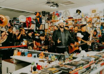 Carín León estrena su propio Tiny Desk