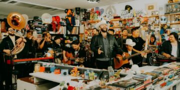 Carín León estrena su propio Tiny Desk