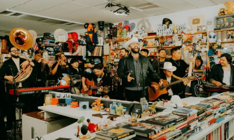 Carín León estrena su propio Tiny Desk