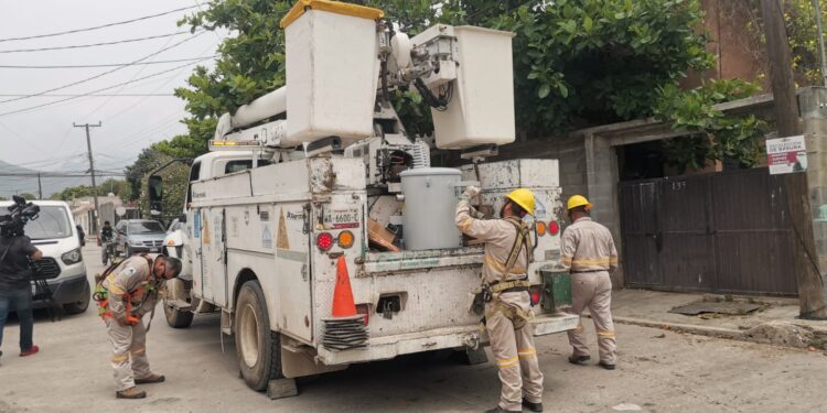 Cansados de fallas, colonos retienen a empleados de CFE