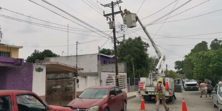 Cansados de fallas, colonos retienen a empleados de CFE