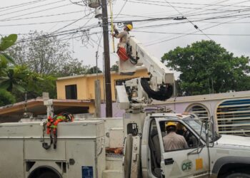 Cansados de fallas, colonos retienen a empleados de CFE