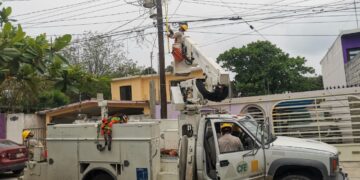 Cansados de fallas, colonos retienen a empleados de CFE