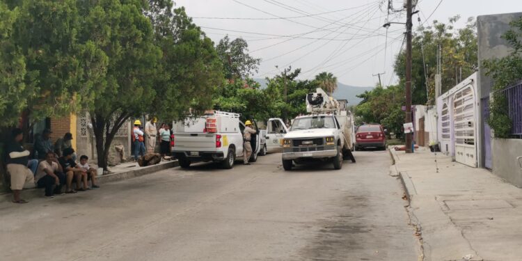 Cansados de fallas, colonos retienen a empleados de CFE