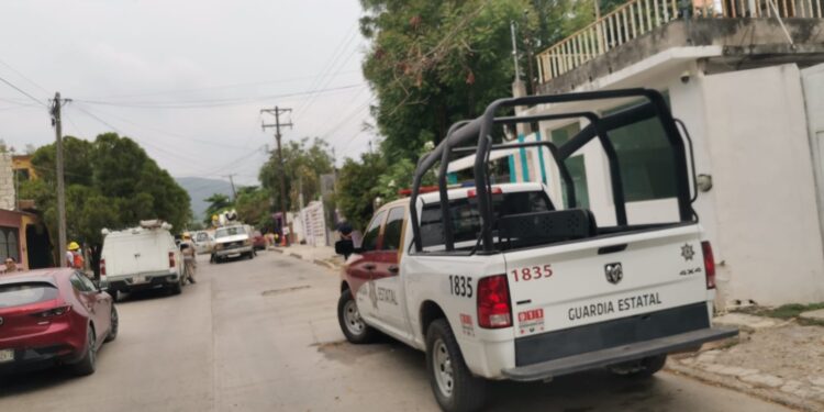 Cansados de fallas, colonos retienen a empleados de CFE