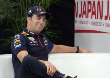 Checo Pérez estaría muy cerca de firmar con Cadillac; su padre lo insinúa en redes sociales