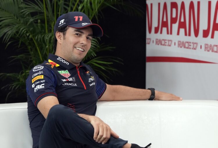 Checo Pérez estaría muy cerca de firmar con Cadillac; su padre lo insinúa en redes sociales