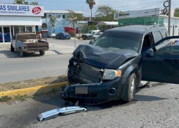 Se pasa alto y causa choque