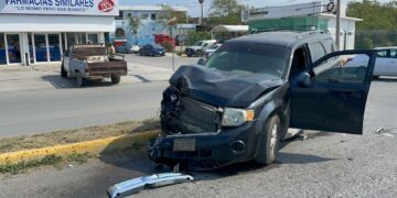 Se pasa alto y causa choque