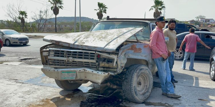 Se pasa alto y causa choque