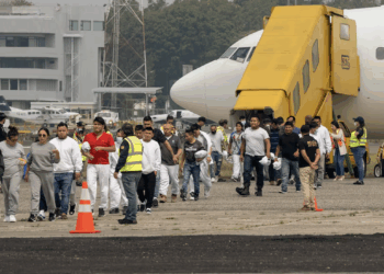 Trump lanza plan de incentivo económico para que indocumentados se autodeporten