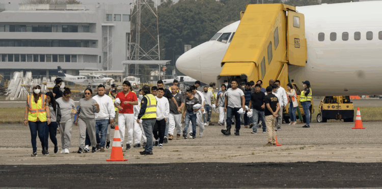 Trump lanza plan de incentivo económico para que indocumentados se autodeporten