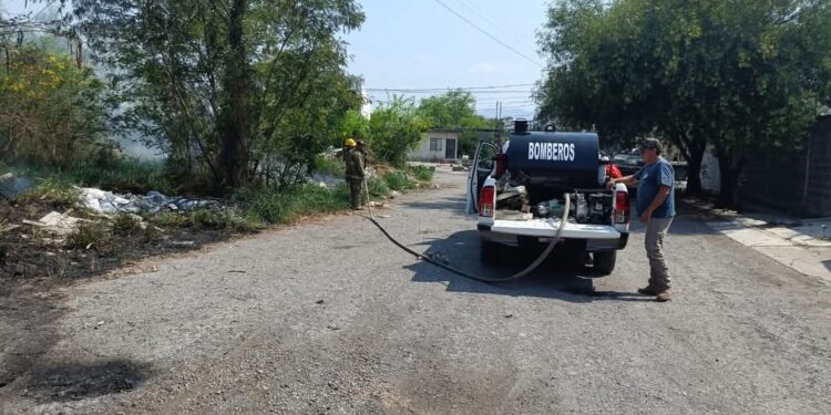 Se incendia vehículo abandonado