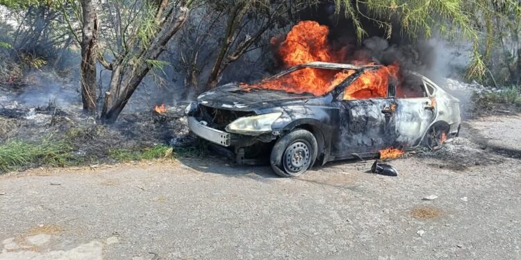 Se incendia vehículo abandonado