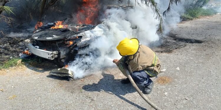 Se incendia vehículo abandonado