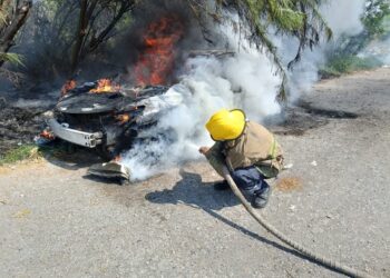 Se incendia vehículo abandonado
