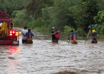 Vehículos varados por intensas lluvias