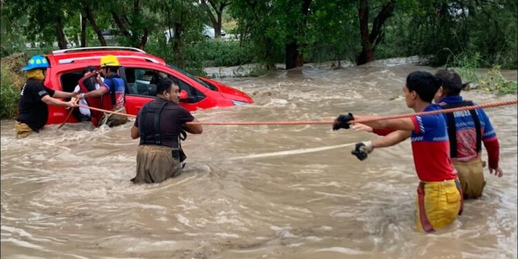 Vehículos varados por intensas lluvias