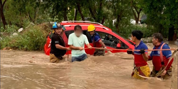 Vehículos varados por intensas lluvias