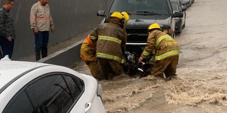 Vehículos varados por intensas lluvias
