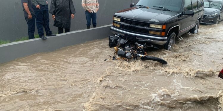 Vehículos varados por intensas lluvias