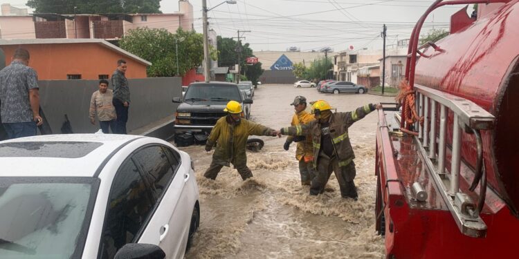 Vehículos varados por intensas lluvias