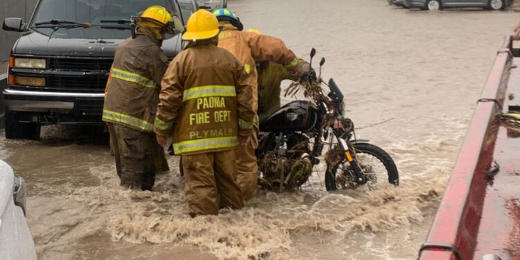 Vehículos varados por intensas lluvias