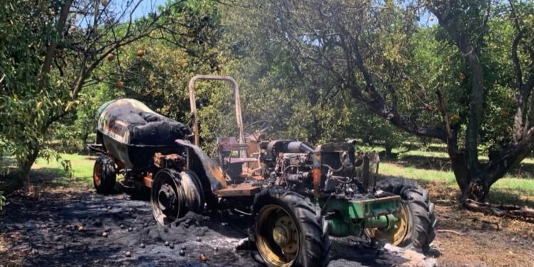 Se incendia tractor, bomberos controlan propagación