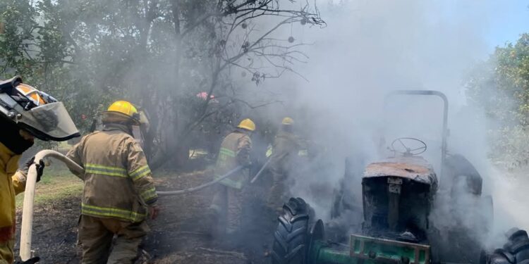 Se incendia tractor, bomberos controlan propagación