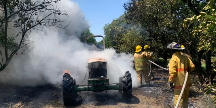 Se incendia tractor, bomberos controlan propagación