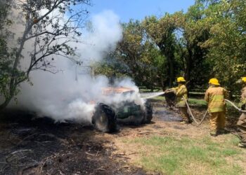 Se incendia tractor, bomberos controlan propagación