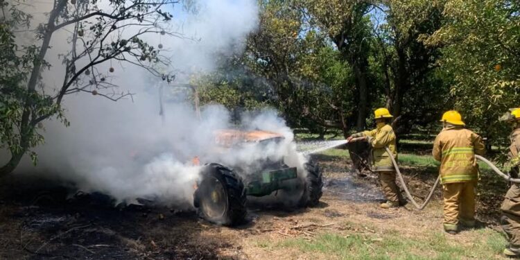 Se incendia tractor, bomberos controlan propagación
