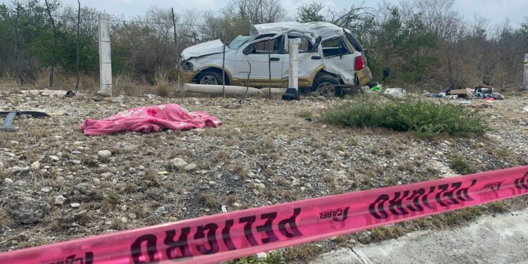 Menor muere en volcadura, ocho personas heridas