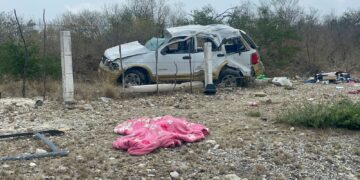 Menor muere en volcadura, ocho personas heridas