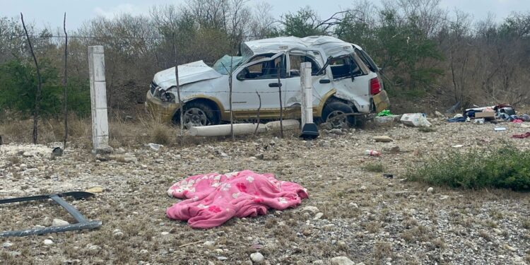 Menor muere en volcadura, ocho personas heridas