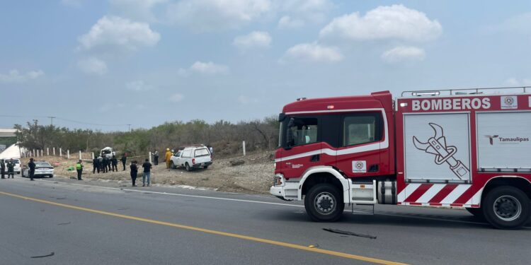 Menor muere en volcadura, ocho personas heridas