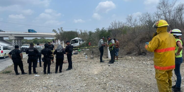 Menor muere en volcadura, ocho personas heridas
