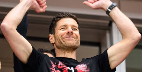 Xabi Alonso se aproxima al banquillo del Real Madrid