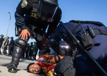 Inicia toque de queda en Los Ángeles por protestas migratorias; Trump defiende redadas