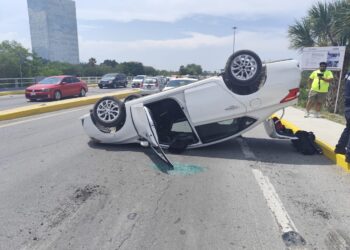 Dos heridos en volcadura de auto en el bulevar frente al “Planetario”
