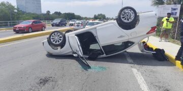 Dos heridos en volcadura de auto en el bulevar frente al “Planetario”