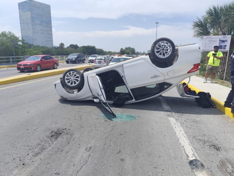 Dos heridos en volcadura de auto en el bulevar frente al “Planetario”